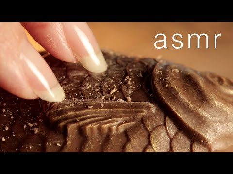 Видео: АСМР 🍫 Царапаю шоколад 🤤 Хруст бумажной упаковки ✥ Режим макро (БЕЗ СЛОВ)