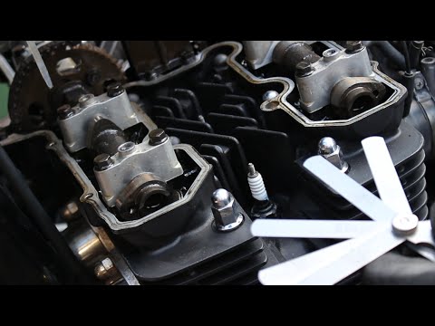 Видео: Как отрегулировать зазоры клапанов и установить шайбы на Yamaha XJR1200 от Deano's Garage.