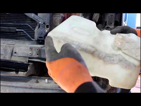 Видео: Течь бачка омывателя, снимаю для ремонта 1часть на Land Rover Discovery 3 Ленд Ровер Дискавери 3