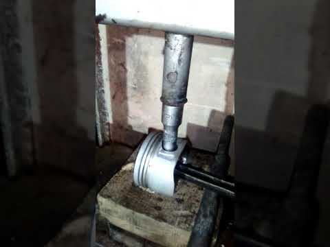 Видео: Как легко выпресовать палец из шатуна без повреждения поршня