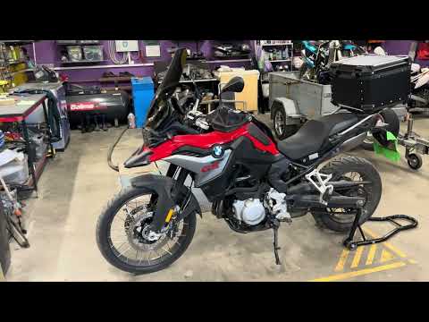 Видео: Мотоцикл BMW gs850. Замена подшипников колеса и прокладки клапанной крышки