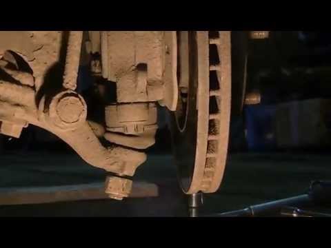 Видео: Замена передней нижней шаровой опоры на Тойота Марк 2 90 кузолв