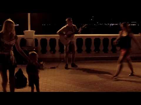 Видео: Прикольный уличный гитарист круто играет на набережной на Черном море в Геленджике на день города