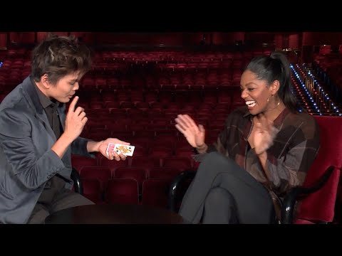 Видео: Репортер не может понять, что происходит