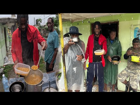 Видео: Помощь пострадавшим от урагана «Мелисса»: раздаем горячий суп во время шторма 🌧️