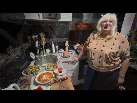 Видео: Стоит сварить борщ — и гости дома!