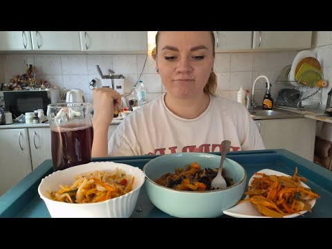 Видео: Мукбанг лапша по-тайски , свиные ушки, салат овощной| Ваши истории 👻 #мукбанг #обед