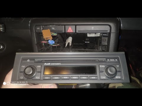 Видео: A4 B6 Как вынуть магнитолу Без ключей.