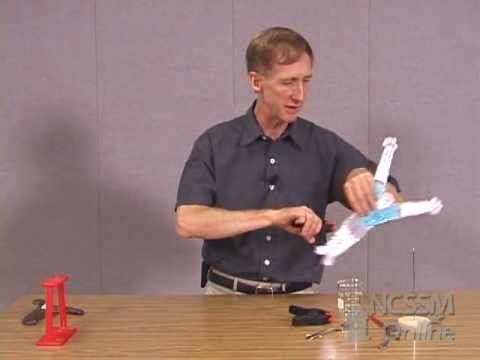 Видео: Центр масс и устойчивости