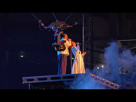 Видео: Zivert - 18 Forever Young (дуэт с LYRIQ) (шоу "Где-то в ретро" - ВТБ Арена 12.07.2025)