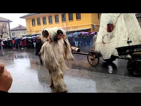Видео: Първа група (домакините) на Кукерски празник с. Виноградец (13.03.2016)