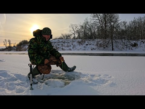 Видео: Зимняя рыбалка 9 января на речке в мега мороз