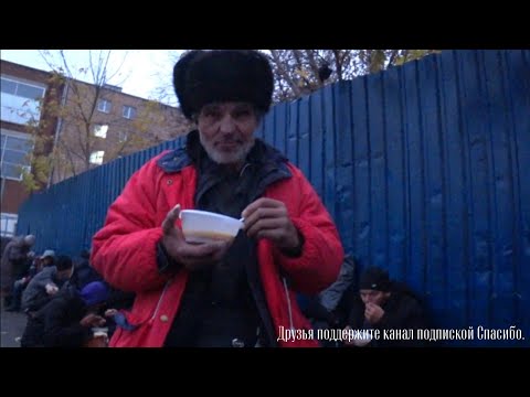 Видео: Бездомные люди Москва три вокзала.