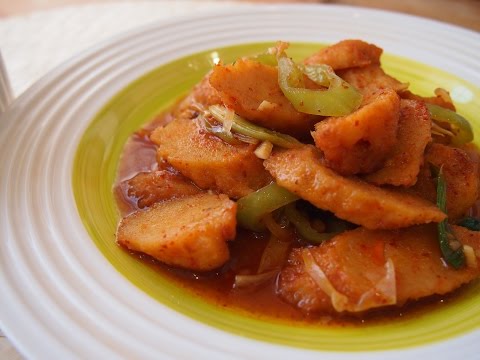 Видео: Традиционная корейская кухня: рыбные палочки в остром соусе (어묵 볶음) или ОМУК ПОККЫМ