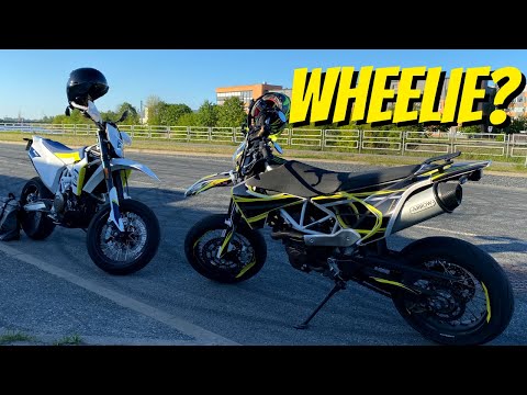 Видео: Учу первосезонника делать вилли. Прокатился на 2019 Husqvarna 701 Supermoto и 2017 KTM 690 SMC R