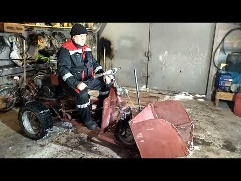 Видео: Убираем снег с помощью мотоблока. Лопата или ковш что лучше?