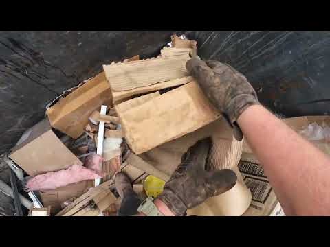 Видео: рыться в мусорных баках в поисках металлолома