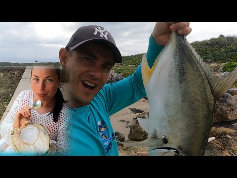 Видео: Рыбалка в диких местах, где сразу клюёт крупная рыба, и как мы рубим свежие кокосы!