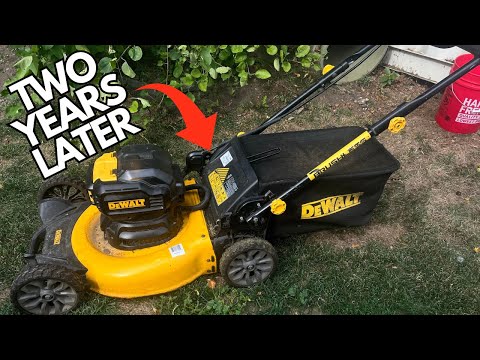 Видео: Аккумуляторная газонокосилка DEWALT. Стоило ли оно того? 2 года спустя