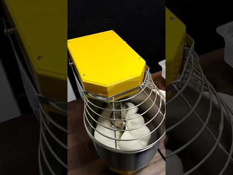 Видео: Замес пшеничного теста высокой влажности.