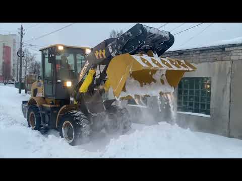 Видео: Зимняя уборка и содержание территории АОКБ. JCB, XCMG работа с ковшом и щеткой.