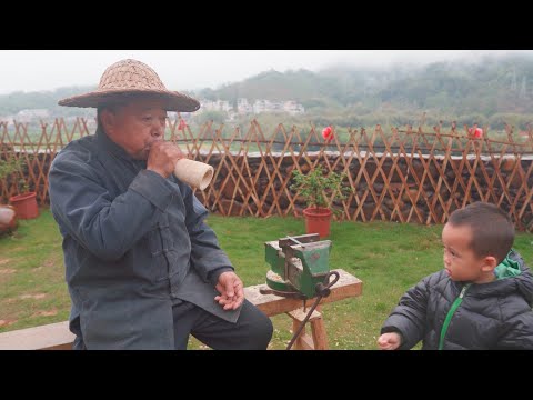 Видео: Дед Аму рубил корни бамбука топором и вырезал из бамбукового свистка бамбуковый рог.
