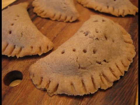 Видео: Ржаные пирожки с солеными грибами