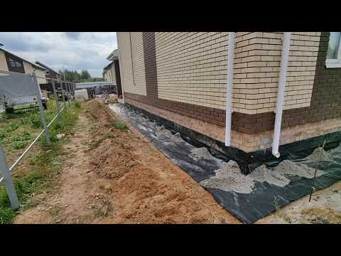 Видео: Монтаж отмостки из тротуарной плитки в Ярославской области, КП "Солнечный Бор" часть 1