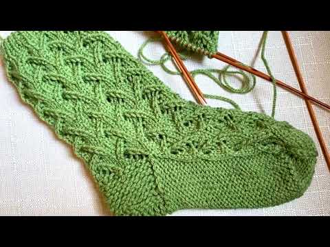 Видео: СУПЕР ЛЕГКИЕ НОСКИ  - Aжурный узор на 5 спицах │SUPER EASY SOCKS - Openwork pattern on 5 needles