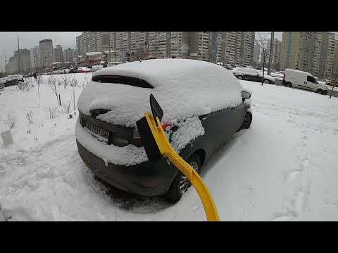 Видео: Как быстро и просто почистить автомобиль от снега зимой