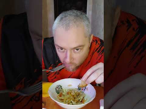 Видео: Супчик жиденький, но питательный. Фунчеза с курицей, соевым соусом и овощами. Мукбанг.