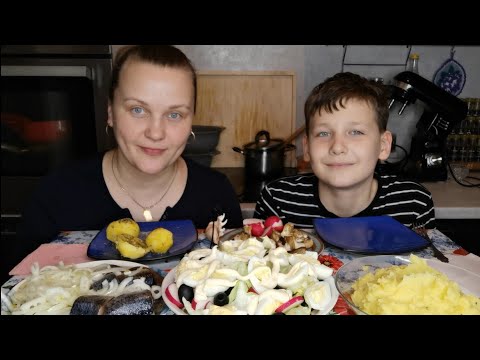Видео: Мукбанг Всё в кучу Салат, Селёдка, картошка,грибы/Малину сделала 100%