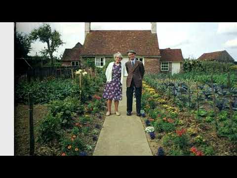 Видео: Мужчина каждый год фотографировал родителей. Последнее фото самое печальное