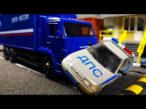 Видео: Груженный КАМАЗ vs Полицейская машина краш тест! Остановит? Видео про модельки машин. Про машинки.