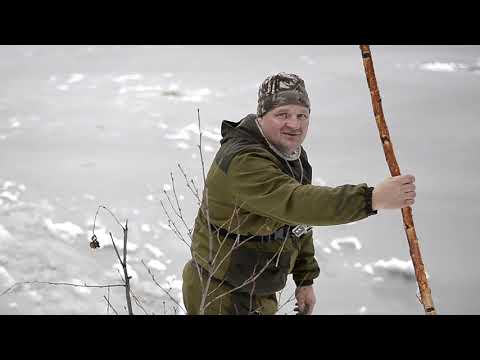 Видео: Первый лед 2019 или как рыбак чуть не ушел под лед!