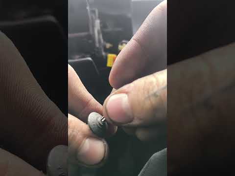 Видео: Снятие замка зажигания и как достать личинку, Touran 2008.