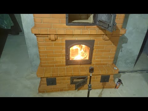 Видео: Первый запуск каминопечи с хлебной камерой по белому.