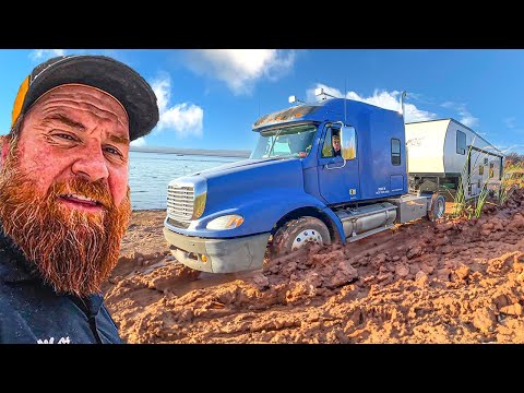 Видео: Самая масштабная эвакуация в истории! Эвакуатор берётся за грязевой карьер!