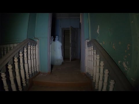 Видео: Самое СТРАШНОЕ видео РЕАЛЬНЫЕ ПРИЗРАКИ В СТАРИННОЙ УСАДЬБЕ SCARY video REAL GHOSTS
