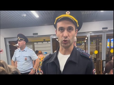 Видео: Полиция прикрывает 🫣 а  не пресекает нарушения работников транспортной безопасности аэропорта СОЧИ 😱