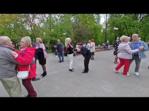 Видео: 27.04.24г..."Ты Не Целуй, если Не Любишь"... звучит на танцполе в Гомельском парке...