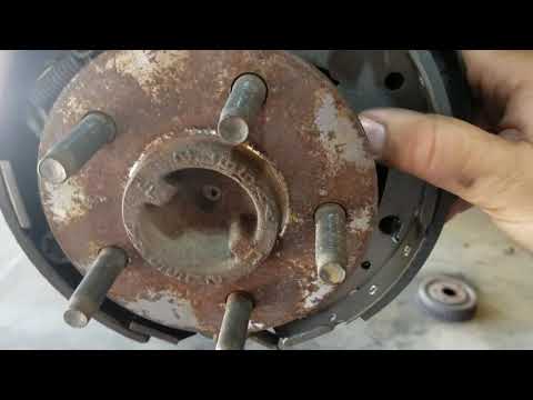 Видео: Замена задних тормозных колодок и комплектующих Ford Ranger 2004 года