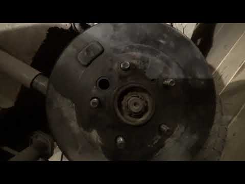 Видео: Замена задних тормозных колодок Akebono на RAV4, 1 поколения.