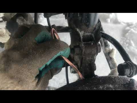 Видео: Hyundai Accent лопнула тормозная трубка хорошо что не по трассе,временная замена трубки