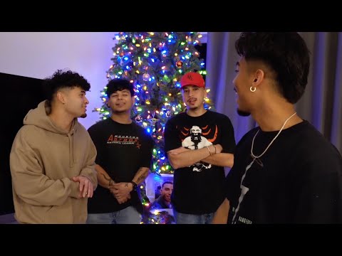 Видео: УСТАНАВЛИВАЕМ В НАШЕМ ДОМЕ 12-ФУТОВУЮ РОЖДЕСТВЕНСКУЮ ЕЛКУ!!