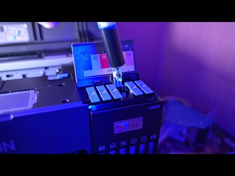 Видео: Заправка принтера Epson L8050 / Как заправить принтер не оригинальными чернилами с помощью шприца