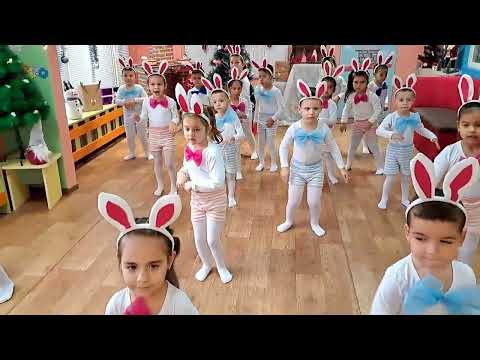 Видео: Весел Коледен танц на малките зайчета