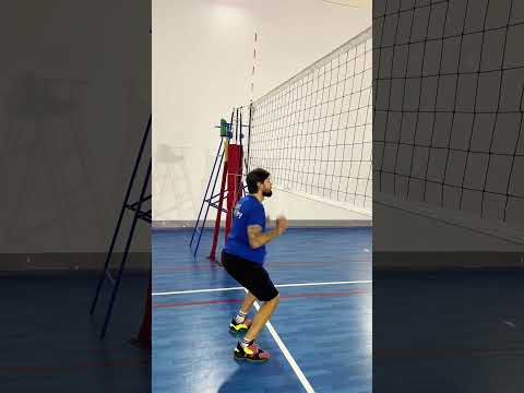 Видео: Сближайтесь с сеткой,когда вы идете параллельно с ней #volleyball #волейбол #volleyballworld #sports