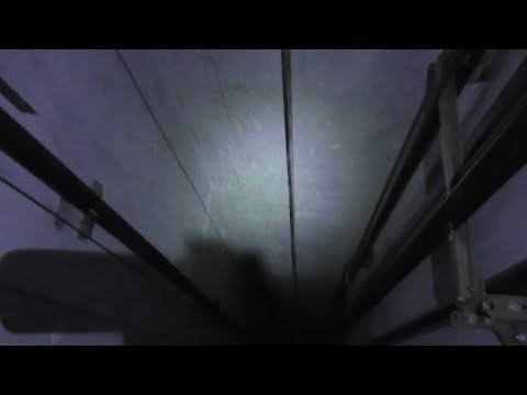 Видео: Как можно УПАСТЬ В ШАХТУ при попытке выбраться из застрявшего лифта?