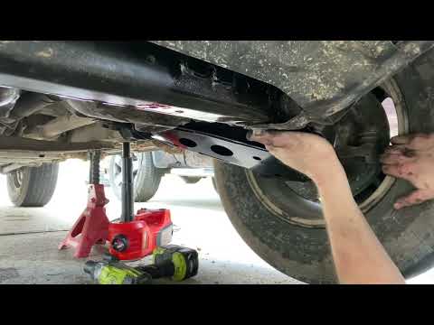 Видео: Передние нижние рычаги подвески (Infiniti QX4/Nissan Pathfinder 1999 года)